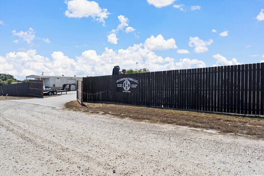 330 Elco Ln, China Spring, TX à louer - Photo principale – Image 1 sur 27