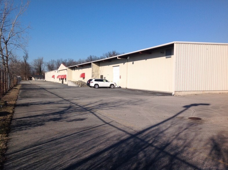 1224 Old Fern Valley Rd, Louisville, KY à louer - Photo de l’immeuble – Image 2 sur 13