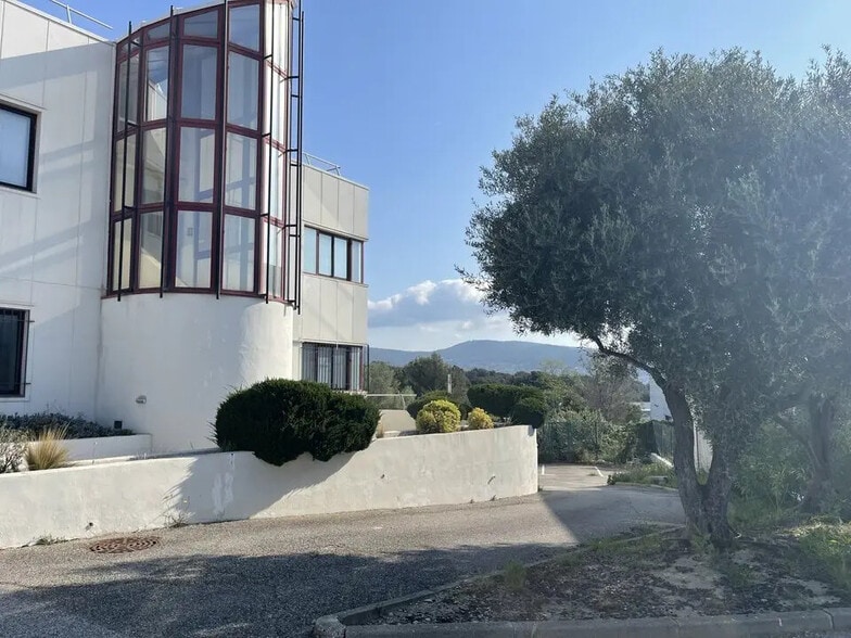 Bureau dans La Ciotat à vendre - Photo de l’immeuble – Image 2 sur 12