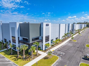 20351 Sheridan St, Fort Lauderdale, FL à louer Photo de l’immeuble– Image 1 sur 6