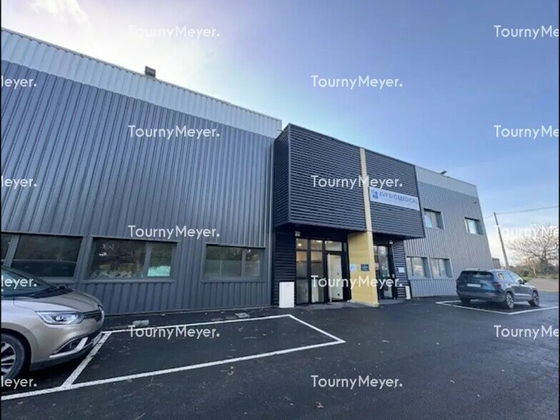 Local d’activités dans La Mézière à louer - Photo de l’immeuble – Image 1 sur 6