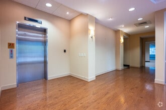 1829 Eastchester Dr, High Point, NC à louer Photo de l’immeuble– Image 1 sur 11