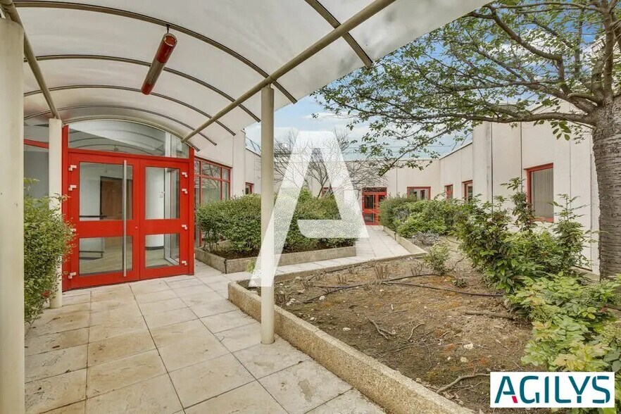 Local d’activités dans Antony à louer - Photo de l’immeuble – Image 1 sur 8