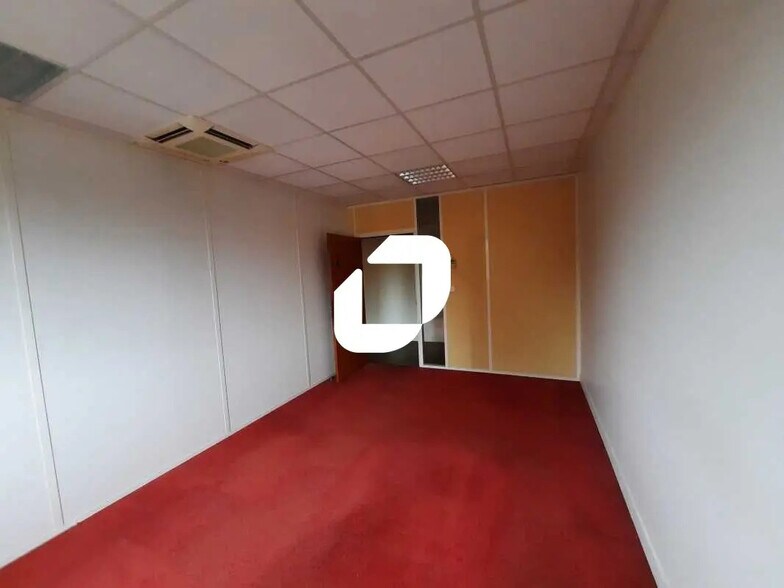 Local d’activités dans Villebon-sur-Yvette à louer - Photo de l’immeuble – Image 3 sur 19