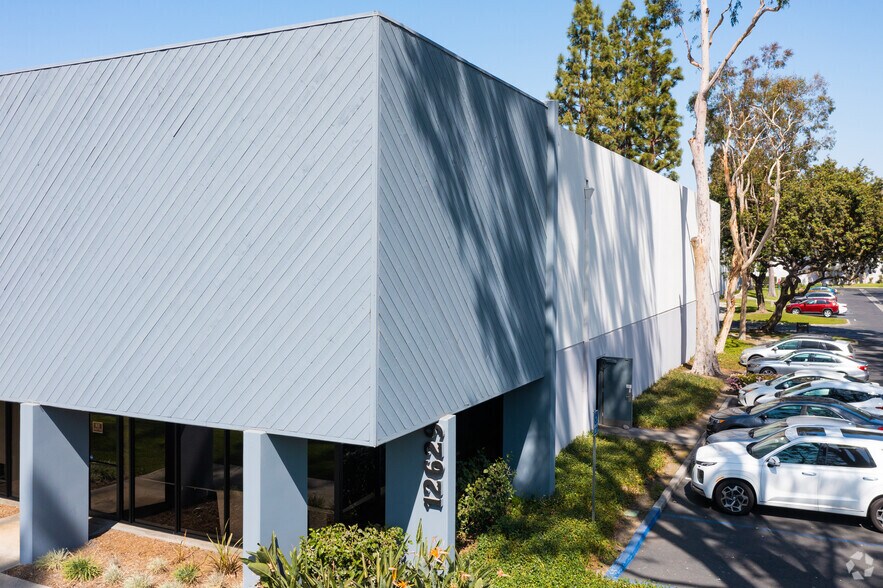 16021 Arthur St, Cerritos, CA à louer - Photo de l’immeuble – Image 2 sur 5