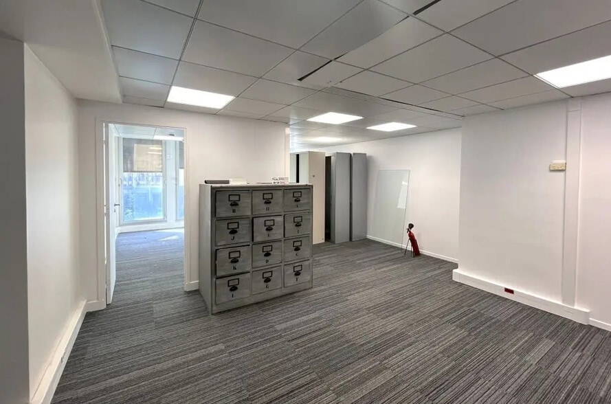 66 Avenue Des Champs Elysées, Paris à louer - Photo de l’immeuble – Image 3 sur 4