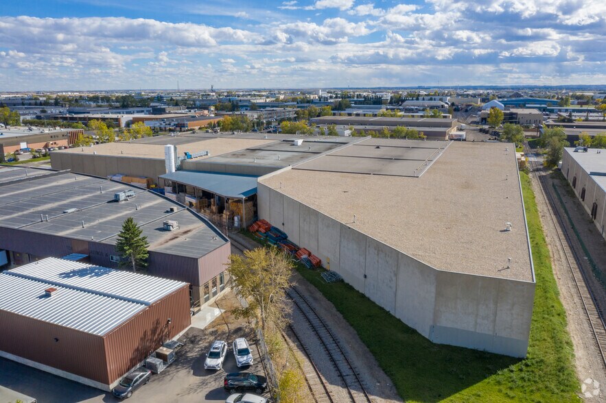 3916 72nd Ave SE, Calgary, AB à louer - Photo de l’immeuble – Image 2 sur 5