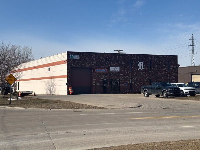 12321-12331 Stark Rd, Livonia, MI à louer - Photo de l’immeuble – Image 2 sur 3