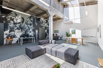 2744 E 11th St, Oakland, CA à louer Photo intérieure– Image 1 sur 6