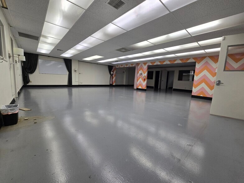 2201 N Hollywood Way, Burbank, CA à louer - Photo de l’immeuble – Image 2 sur 13