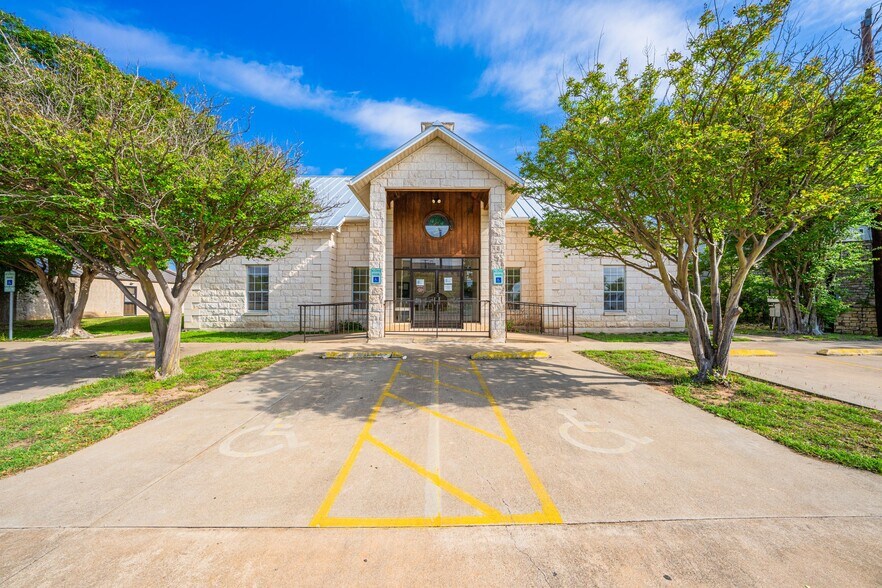 204 W Windcrest St, Fredericksburg, TX à vendre - Photo de l’immeuble – Image 1 sur 24