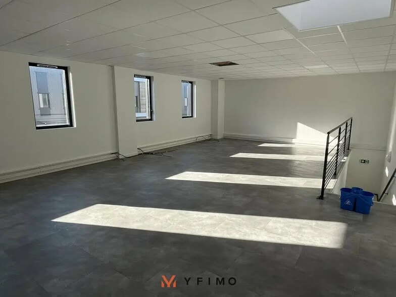 Local d’activités dans Les Mureaux à louer - Photo intérieure – Image 2 sur 5