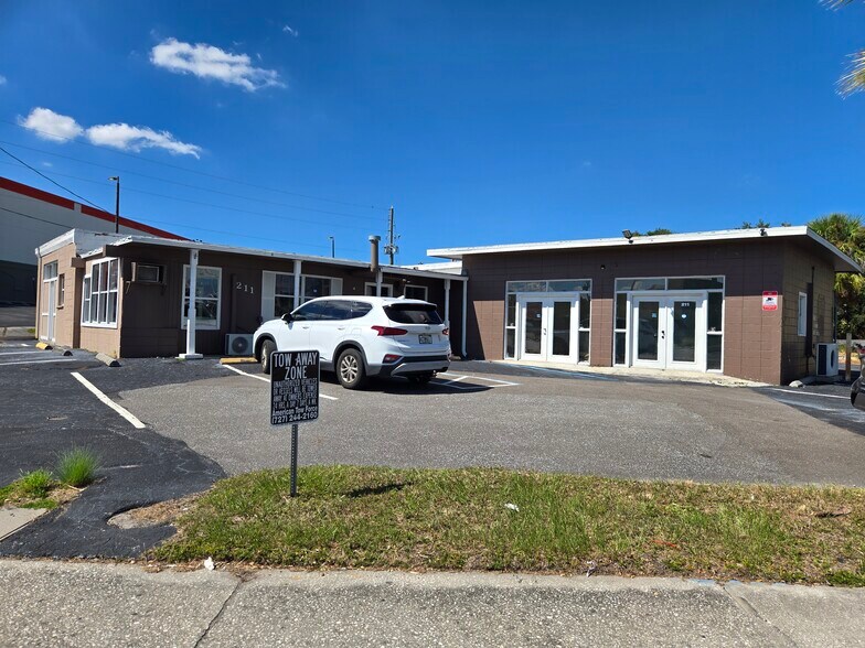 211 Missouri Ave N, Largo, FL à louer - Photo de l’immeuble – Image 1 sur 32