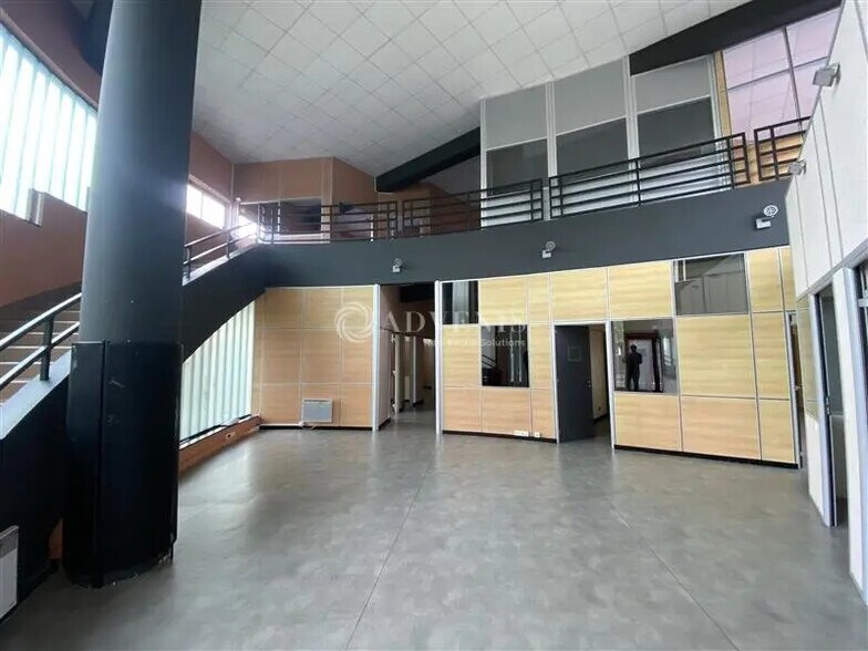 Bureau dans Saint-Denis à louer - Photo de l’immeuble – Image 2 sur 12