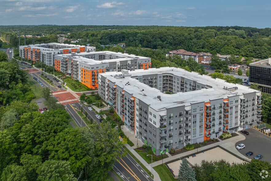 150 Glover Ave, Norwalk, CT à louer - Photo de l’immeuble – Image 2 sur 55