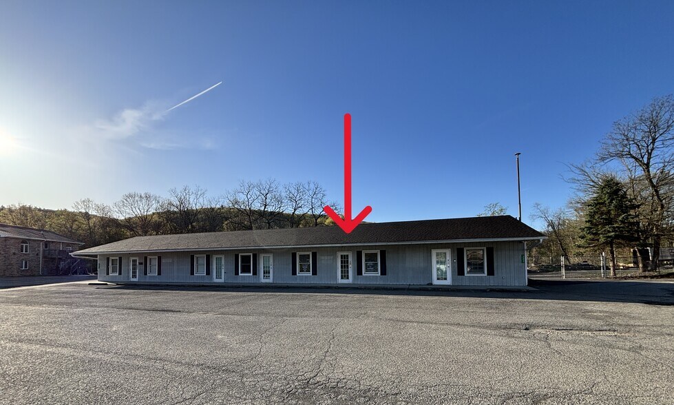 323 Dartmouth Dr, East Stroudsburg, PA à louer - Photo de l’immeuble – Image 2 sur 11