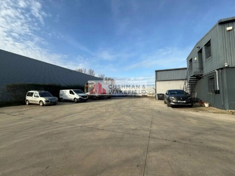 Local d’activités dans Nîmes à louer - Photo de l’immeuble – Image 2 sur 3