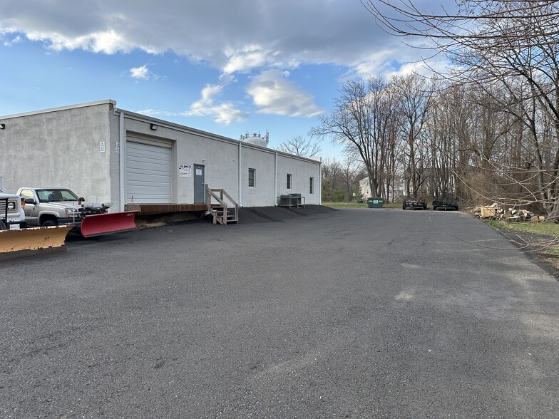 1750 Costner Dr, Warrington, PA à louer - Photo de l’immeuble – Image 2 sur 10