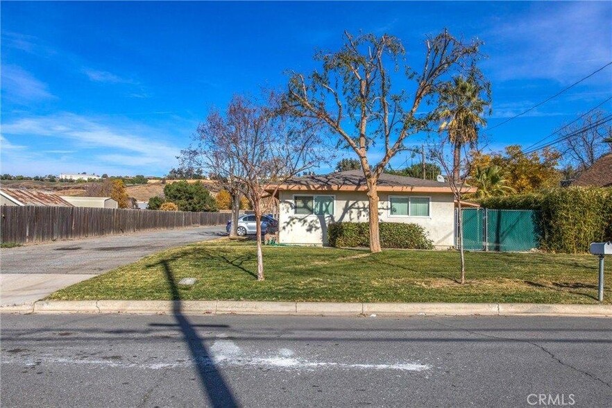 32390 Avenue D, Yucaipa, CA à vendre - Photo de l’immeuble – Image 2 sur 22