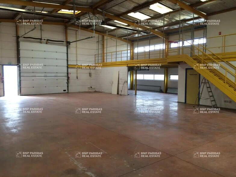 Local d’activités dans Vitrolles à louer - Photo de l’immeuble – Image 2 sur 6