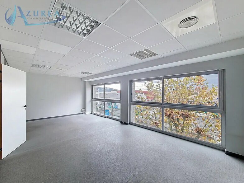 Bureau dans Saint-Laurent-du-Var à louer - Photo de l’immeuble – Image 2 sur 11