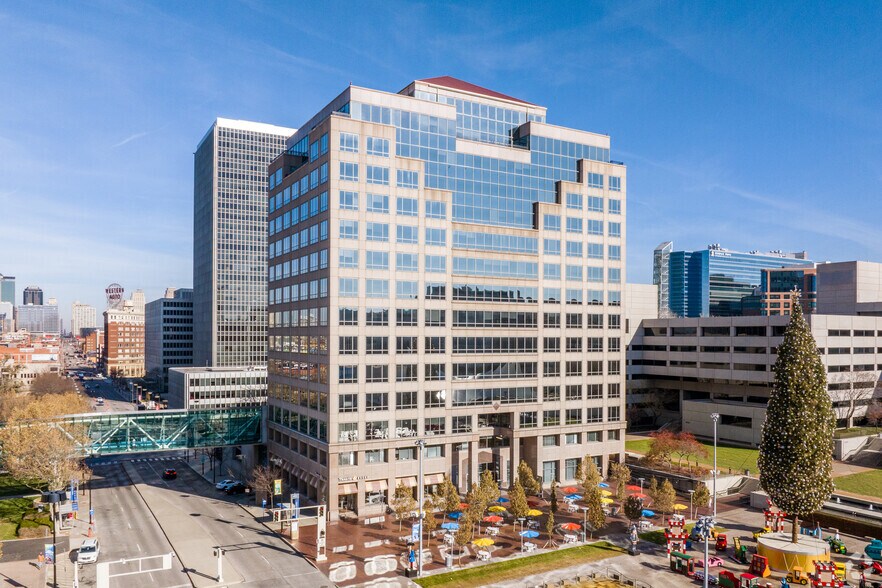 2405 Grand Ave, Kansas City, MO à louer - Photo de l’immeuble – Image 2 sur 8