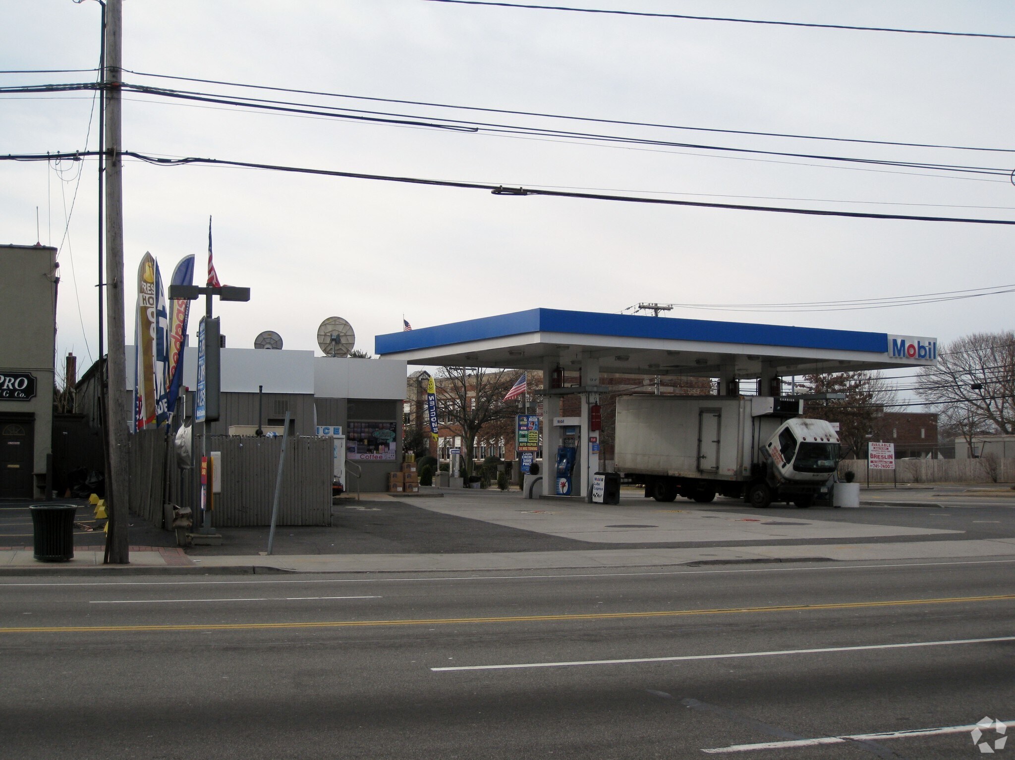 579 Hempstead Tpke, West Hempstead, NY à louer Photo principale– Image 1 sur 5