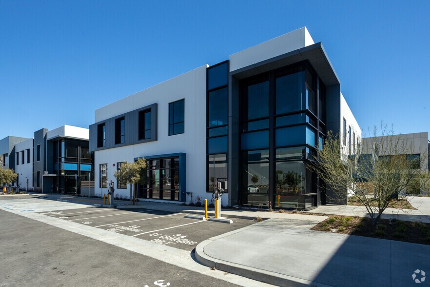 3001 N Hollywood Way, Burbank, CA à louer - Photo de l’immeuble – Image 1 sur 6