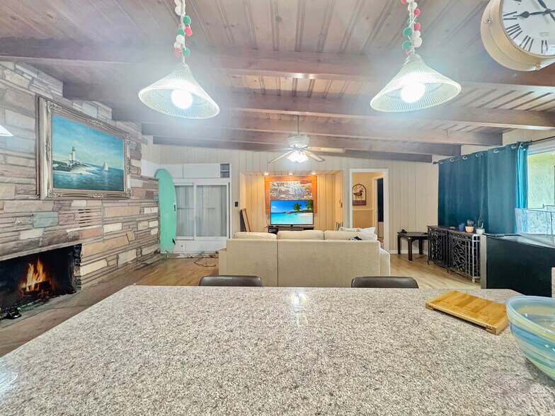 7736 Sugar Dr, Huntington Beach, CA à vendre - Photo de l’immeuble – Image 2 sur 42