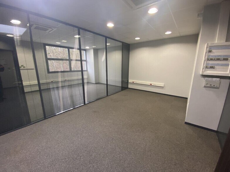 Bureau dans Le Coudray à louer - Photo de l’immeuble – Image 2 sur 15