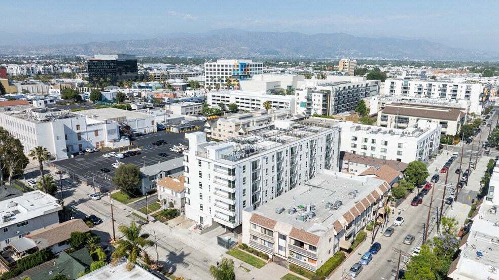 5110 Bakman Ave, North Hollywood, CA à vendre - Photo de l’immeuble – Image 1 sur 8