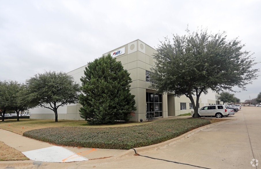 1004 N Ave, Plano, TX à louer - Photo principale – Image 2 sur 4