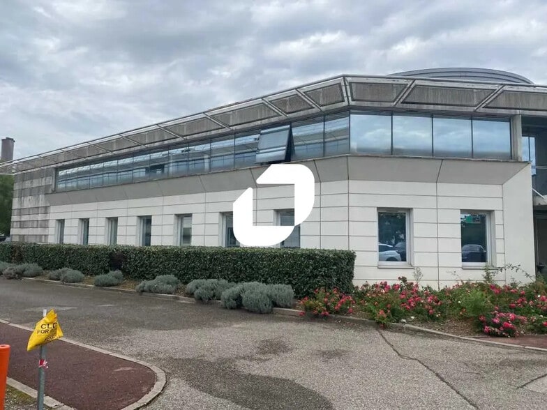 13 Rue Edison, Bron à vendre - Photo de l’immeuble – Image 1 sur 10