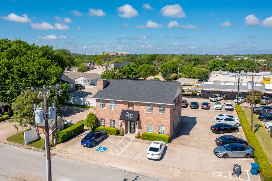 110 S Barton Ave, Grapevine, TX à vendre - Photo de l’immeuble – Image 3 sur 10