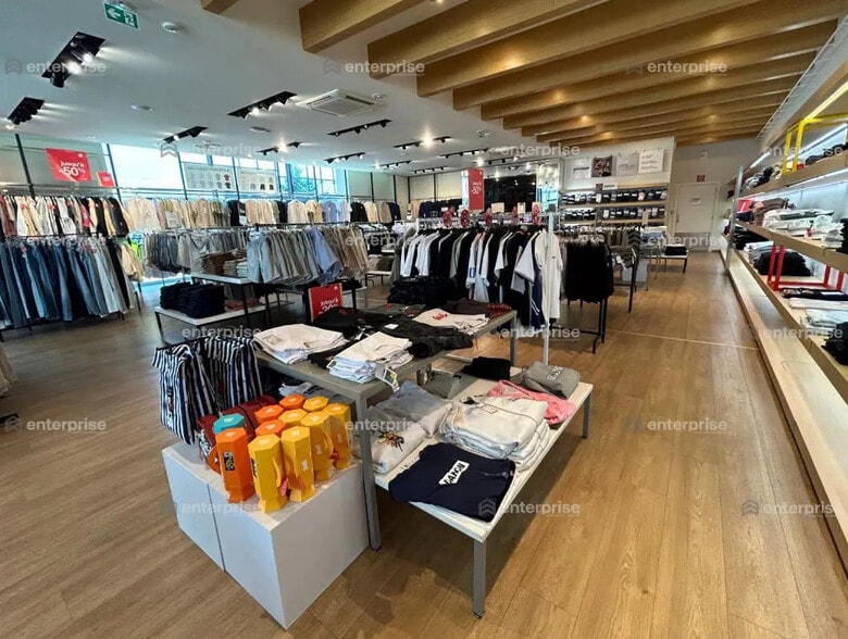 Local commercial dans Saint-Maximin à louer - Photo de l’immeuble – Image 3 sur 7