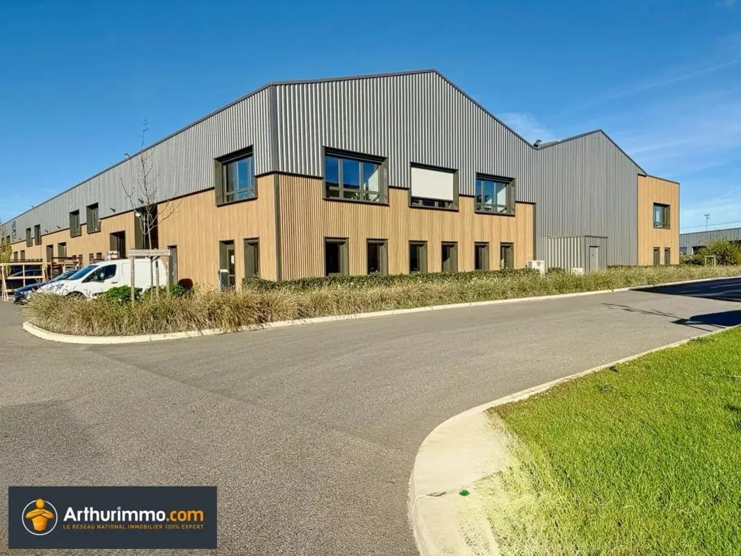 225 Avenue Des Marronniers, Bourgoin-Jallieu à louer Photo de l’immeuble– Image 1 sur 10