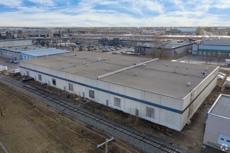 7519 30th St SE, Calgary, AB à louer - Photo de l’immeuble – Image 3 sur 4