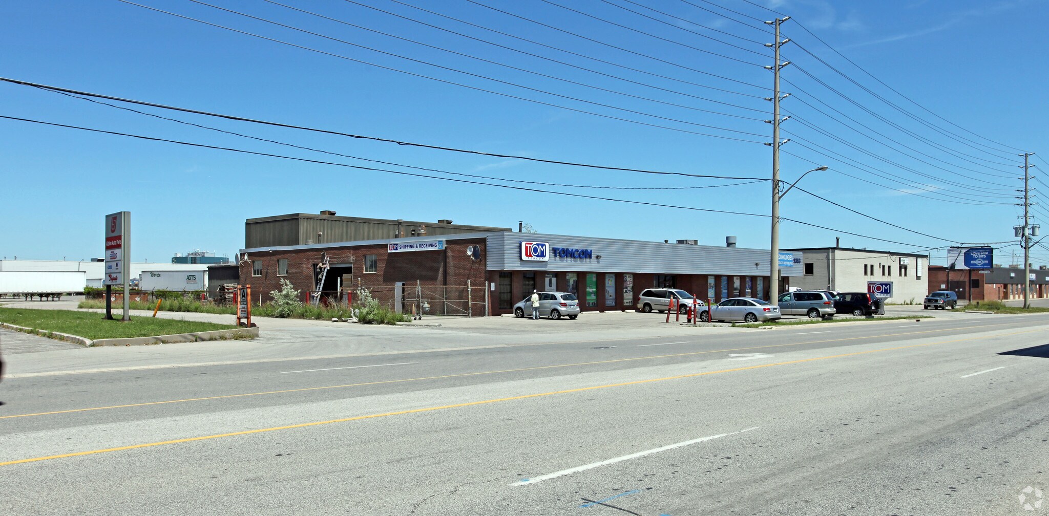 1353 Britannia Rd E, Mississauga, ON à louer Photo de l’immeuble– Image 1 sur 5