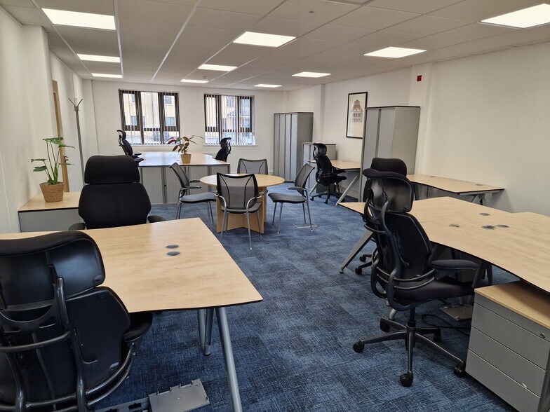 16 Tetbury Rd, Cirencester à louer - Photo de l’immeuble – Image 2 sur 4