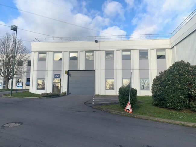 Plus de détails pour 9 Chaussée Jules César, Osny - Bureau, Local d'activités à louer