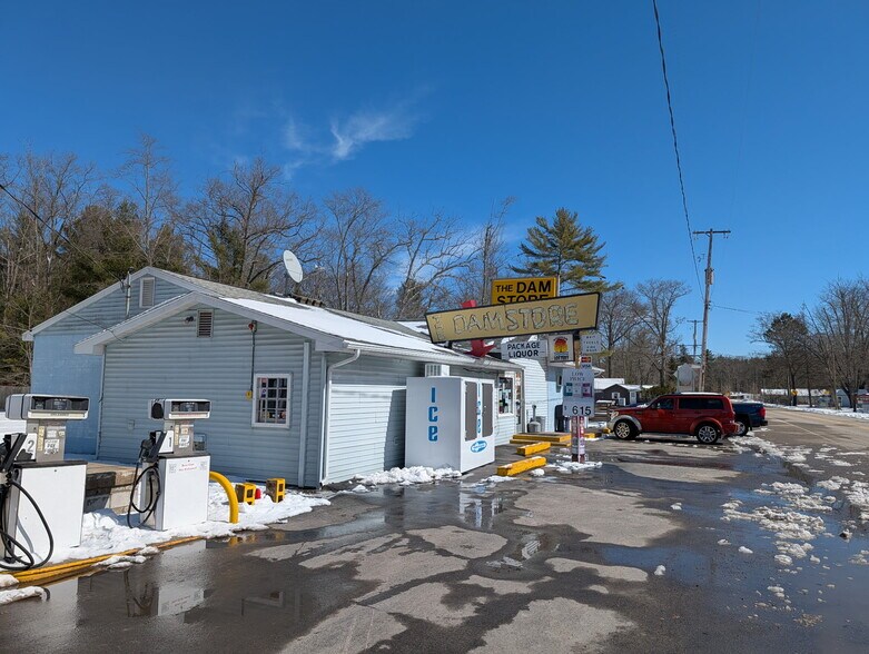 1879 W River Rd, Oscoda, MI à vendre - Photo principale – Image 1 sur 8