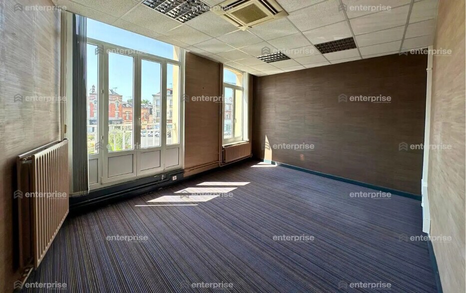 Bureau dans Saint-Quentin à louer - Photo intérieure – Image 2 sur 3