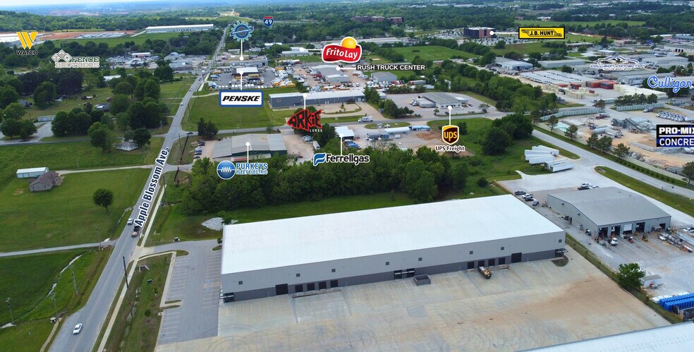 350 E Apple Blossom Ave, Lowell, AR à louer - Photo de l’immeuble – Image 3 sur 6