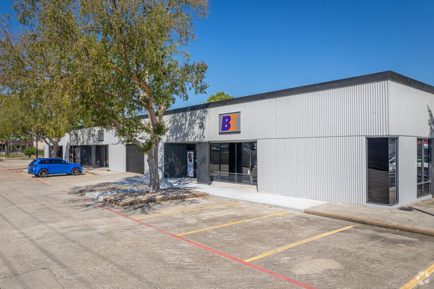 301 Wells Fargo Dr, Houston, TX à louer - Photo de l’immeuble – Image 3 sur 9