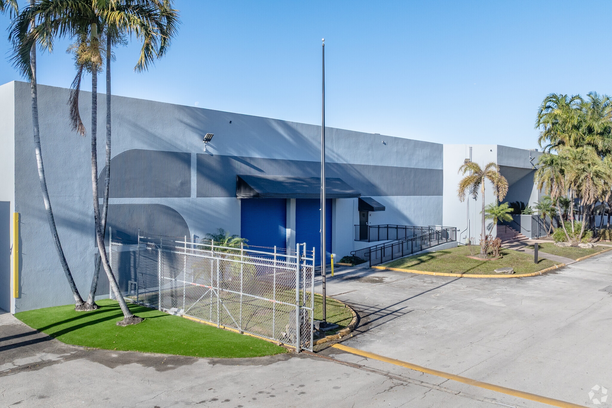 9970 NW 89th Ct, Medley, FL à louer Photo de l’immeuble– Image 1 sur 28