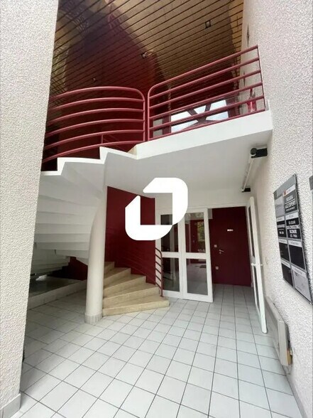 Bureau dans Grenoble à louer - Photo de l’immeuble – Image 1 sur 9