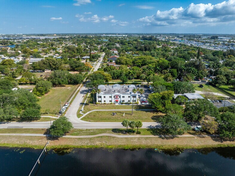 5397 Orange Dr, Davie, FL à louer - Photo de l’immeuble – Image 1 sur 24
