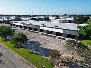 10325 Landsbury Dr, Houston, TX à louer Photo de l’immeuble– Image 1 sur 2