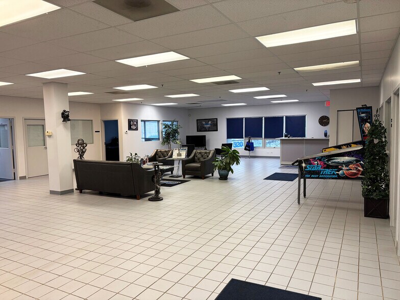 620-630 Estes Ave, Schaumburg, IL à vendre - Photo de l’immeuble – Image 3 sur 12