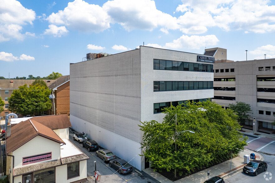 101 E Chesapeake Ave, Towson, MD à louer - Photo de l’immeuble – Image 3 sur 8